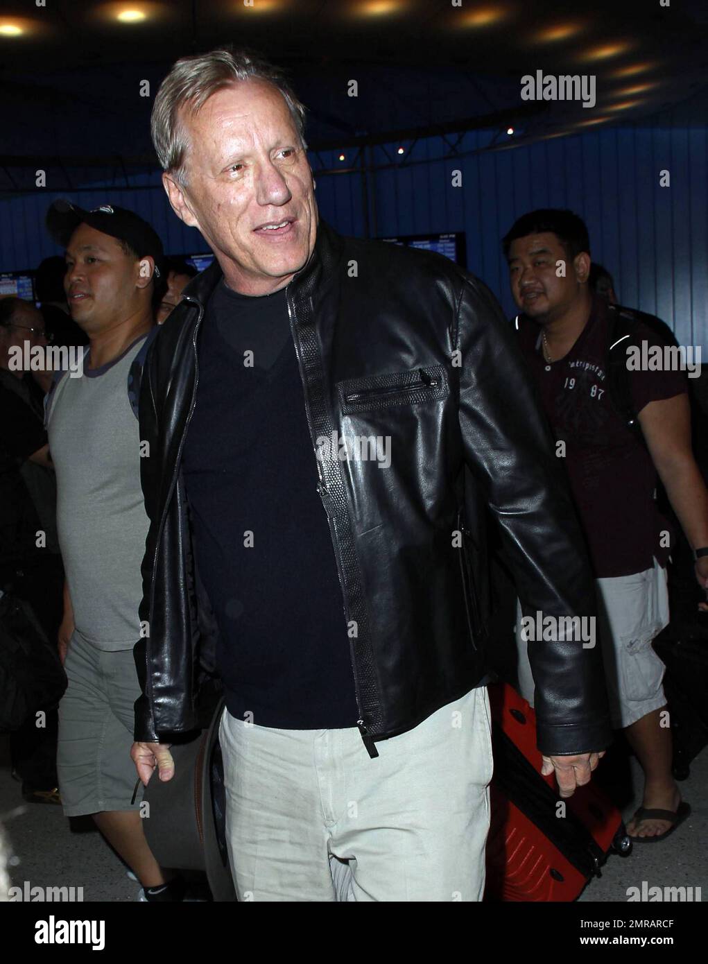 Der Schauspieler James Woods sieht lässig aus in einer schwarzen Lederjacke und einem schwarzen Hemd kombiniert mit einem Fedora, wenn er nach einem Flug am LAX ankommt. Woods wird in den kommenden Filmen „Officer Down“, die 2012 erscheinen sollen, und „Jamesey Boy“, die 2013 erscheinen sollen, die Hauptrolle spielen. Los Angeles, Kalifornien. 21. Mai 2012 Stockfoto