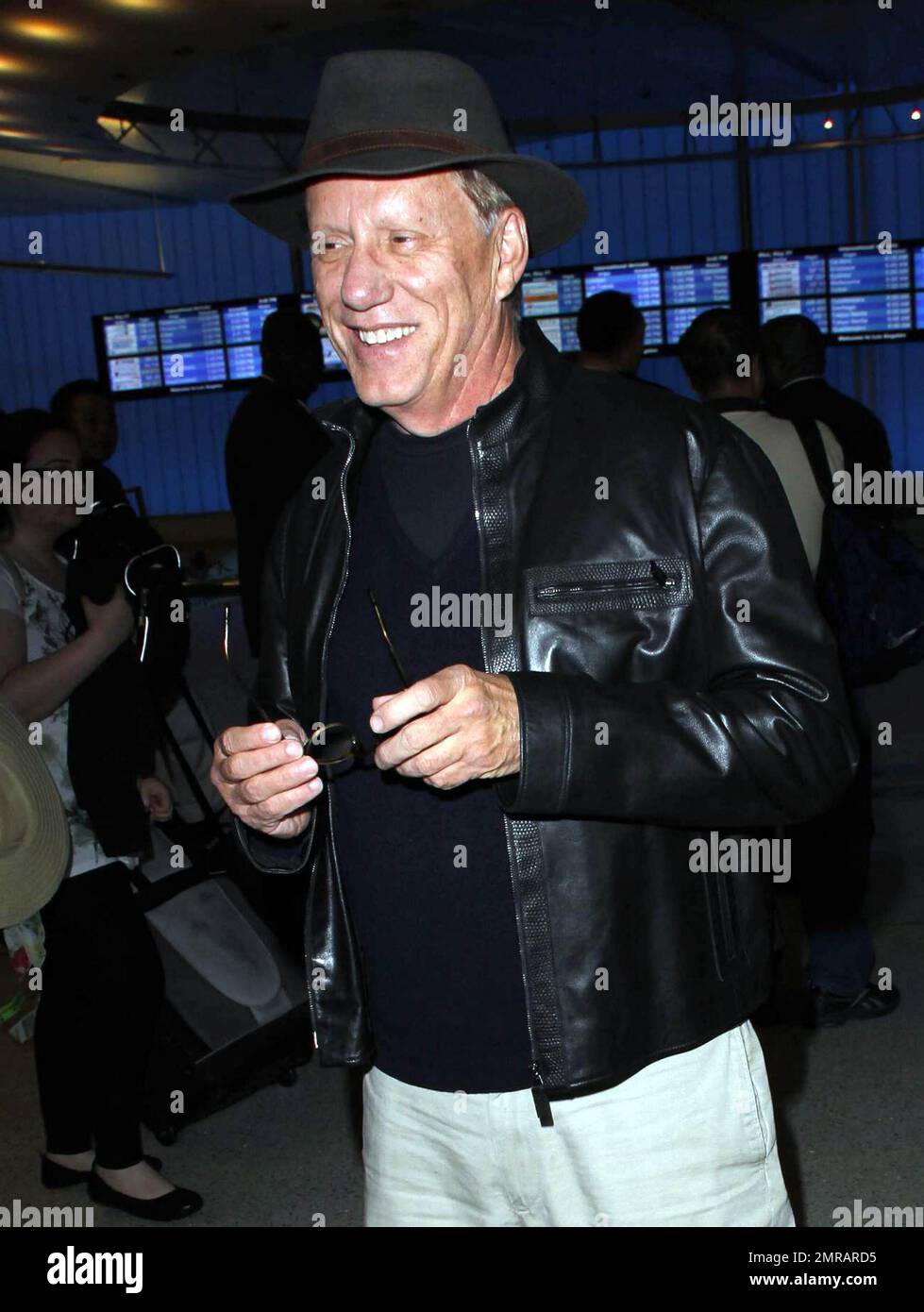 Der Schauspieler James Woods sieht lässig aus in einer schwarzen Lederjacke und einem schwarzen Hemd kombiniert mit einem Fedora, wenn er nach einem Flug am LAX ankommt. Woods wird in den kommenden Filmen „Officer Down“, die 2012 erscheinen sollen, und „Jamesey Boy“, die 2013 erscheinen sollen, die Hauptrolle spielen. Los Angeles, Kalifornien. 21. Mai 2012 Stockfoto