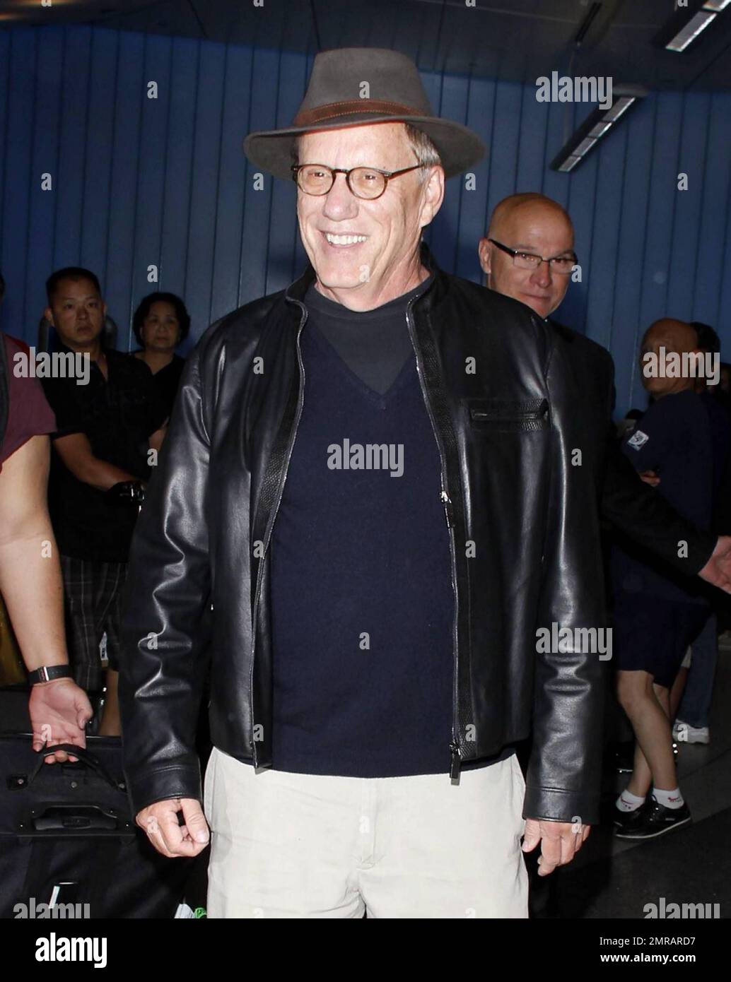 Der Schauspieler James Woods sieht lässig aus in einer schwarzen Lederjacke und einem schwarzen Hemd kombiniert mit einem Fedora, wenn er nach einem Flug am LAX ankommt. Woods wird in den kommenden Filmen „Officer Down“, die 2012 erscheinen sollen, und „Jamesey Boy“, die 2013 erscheinen sollen, die Hauptrolle spielen. Los Angeles, Kalifornien. 21. Mai 2012 Stockfoto