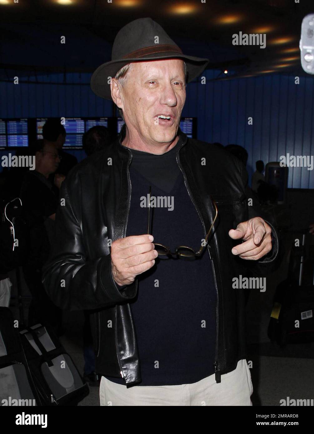 Der Schauspieler James Woods sieht lässig aus in einer schwarzen Lederjacke und einem schwarzen Hemd kombiniert mit einem Fedora, wenn er nach einem Flug am LAX ankommt. Woods wird in den kommenden Filmen „Officer Down“, die 2012 erscheinen sollen, und „Jamesey Boy“, die 2013 erscheinen sollen, die Hauptrolle spielen. Los Angeles, Kalifornien. 21. Mai 2012 Stockfoto