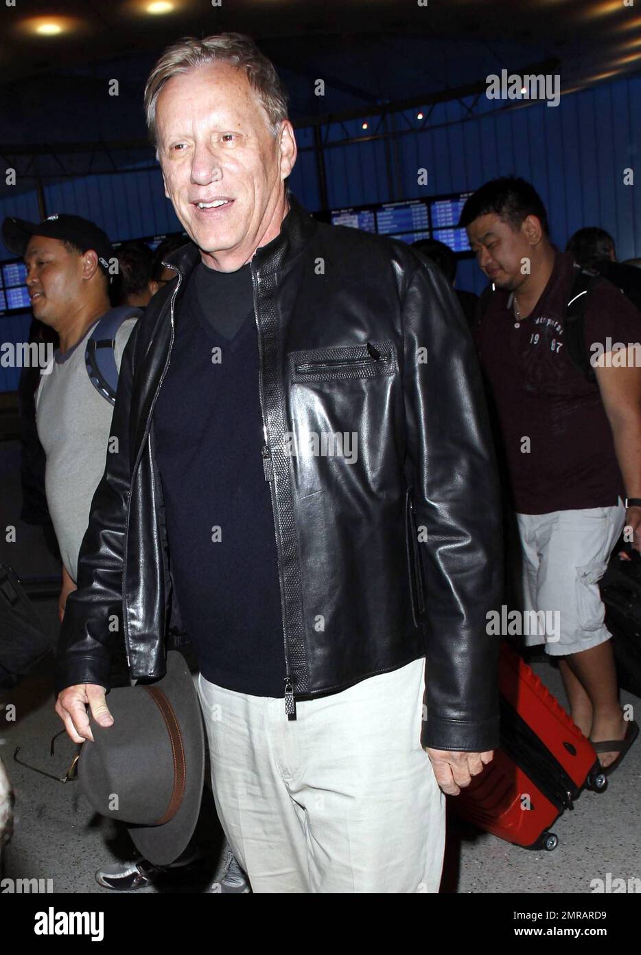 Der Schauspieler James Woods sieht lässig aus in einer schwarzen Lederjacke und einem schwarzen Hemd kombiniert mit einem Fedora, wenn er nach einem Flug am LAX ankommt. Woods wird in den kommenden Filmen „Officer Down“, die 2012 erscheinen sollen, und „Jamesey Boy“, die 2013 erscheinen sollen, die Hauptrolle spielen. Los Angeles, Kalifornien. 21. Mai 2012 Stockfoto