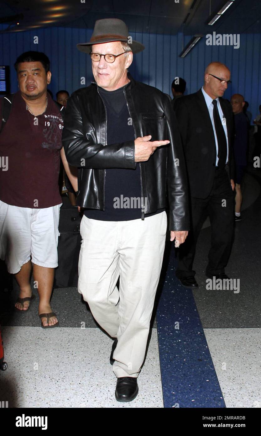 Der Schauspieler James Woods sieht lässig aus in einer schwarzen Lederjacke und einem schwarzen Hemd kombiniert mit einem Fedora, wenn er nach einem Flug am LAX ankommt. Woods wird in den kommenden Filmen „Officer Down“, die 2012 erscheinen sollen, und „Jamesey Boy“, die 2013 erscheinen sollen, die Hauptrolle spielen. Los Angeles, Kalifornien. 21. Mai 2012 Stockfoto