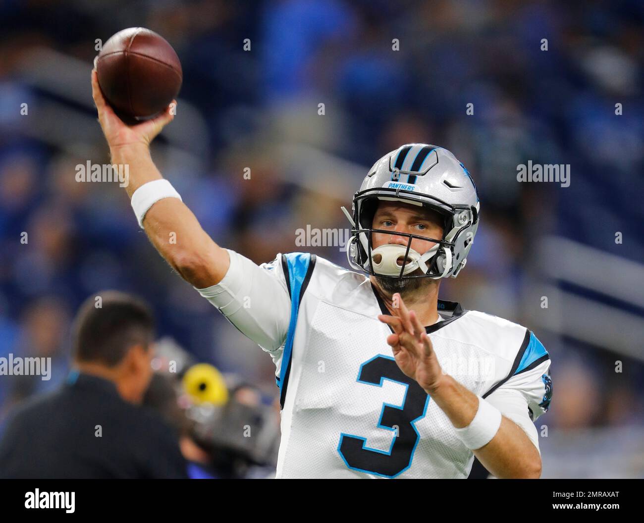 Carolina Panthers quarterback Derek Anderson throws during warmups of an NFL football game against the Detroit Lions, Sunday, Oct. 8, 2017, in Detroit. (AP Photo/Paul Sancya) Stockfoto