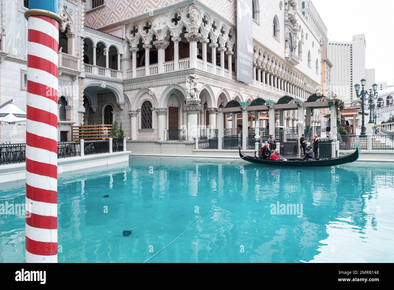 Besucher können eine Gondelfahrt im Venetian Casino in Las Vegas, Nevada, USA, Unternehmen Stockfoto