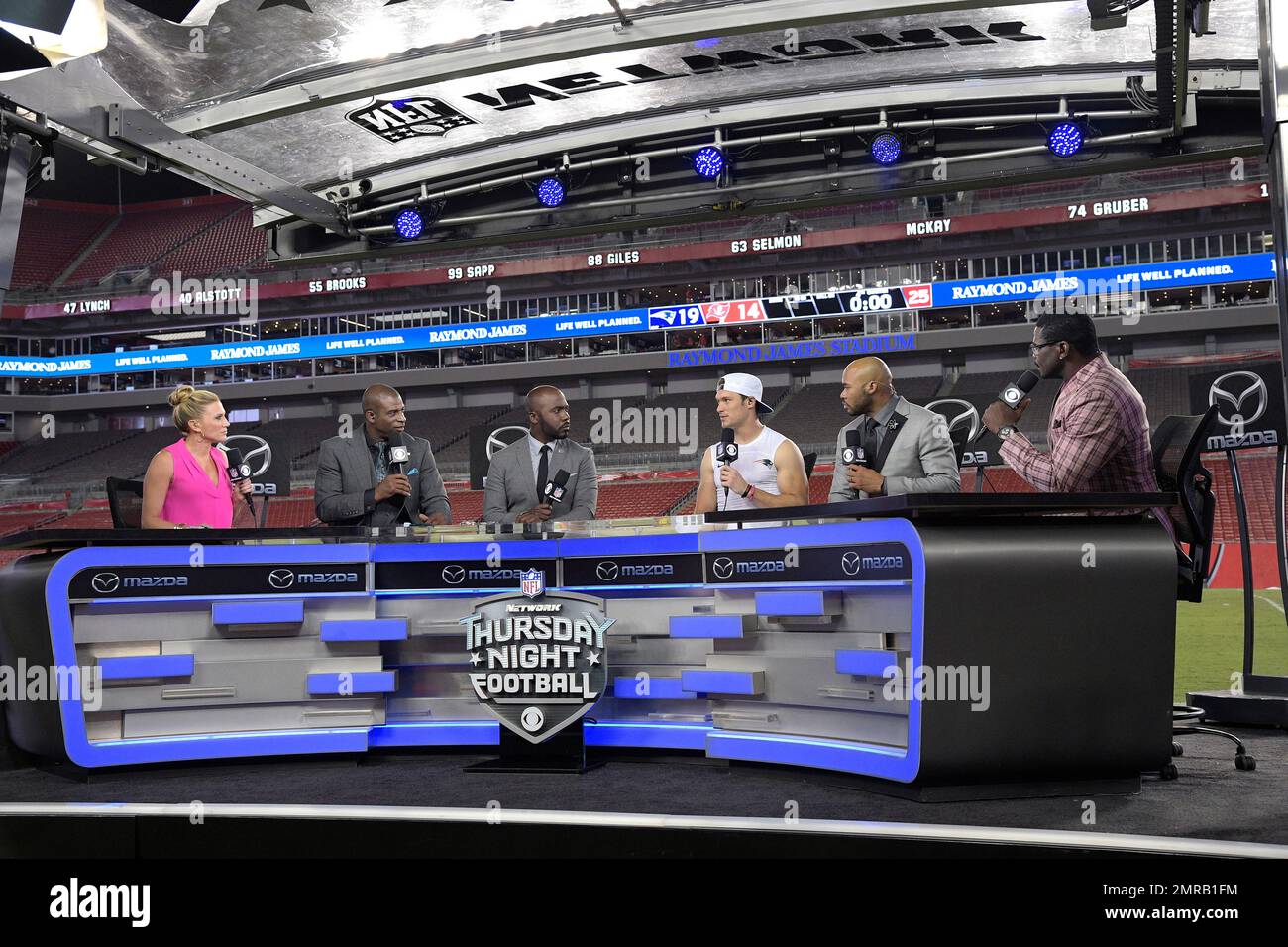 Amber Theoharis, from left, Deion Sanders, Marshall Faulk, Steve Smith Sr., second from right, and Michael Irvin, right, interview New England Patriots wide receiver Chris Hogan after an NFL football game against the Tampa Bay Buccaneers Thursday, Oct. 5, 2017, in Tampa, Fla. The Patriots won 19-14. (AP Photo/Phelan M. Ebenhack) Stockfoto