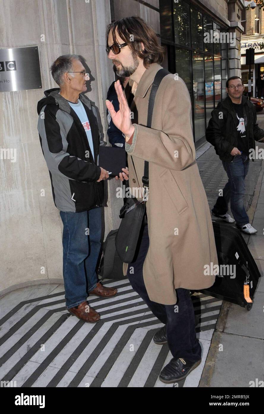 Jarvis Cocker kommt mit einem Koffer im Schlepptau am BBC Radio 6 an. Auf die Frage nach der Reform seiner Band Pulp gab Cocker keinen Kommentar ab, als er hineinging. London, Großbritannien. 11/19/10. Stockfoto