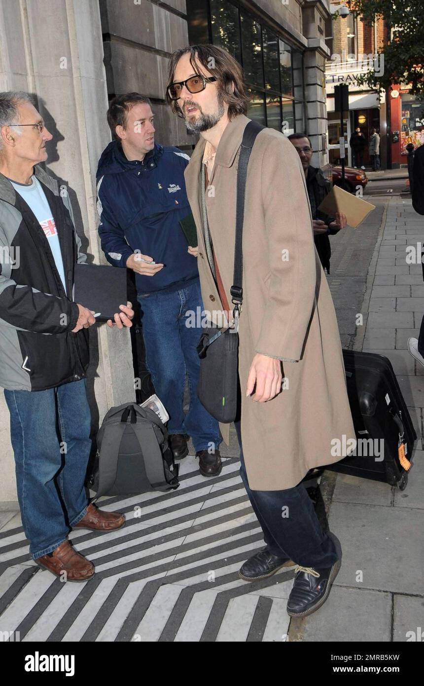 Jarvis Cocker kommt mit einem Koffer im Schlepptau am BBC Radio 6 an. Auf die Frage nach der Reform seiner Band Pulp gab Cocker keinen Kommentar ab, als er hineinging. London, Großbritannien. 11/19/10. Stockfoto