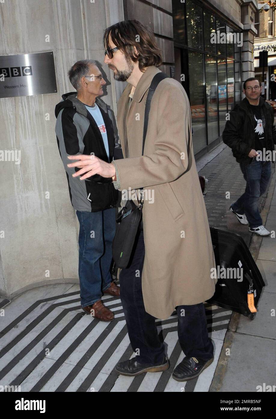 Jarvis Cocker kommt mit einem Koffer im Schlepptau am BBC Radio 6 an. Auf die Frage nach der Reform seiner Band Pulp gab Cocker keinen Kommentar ab, als er hineinging. London, Großbritannien. 11/19/10. Stockfoto