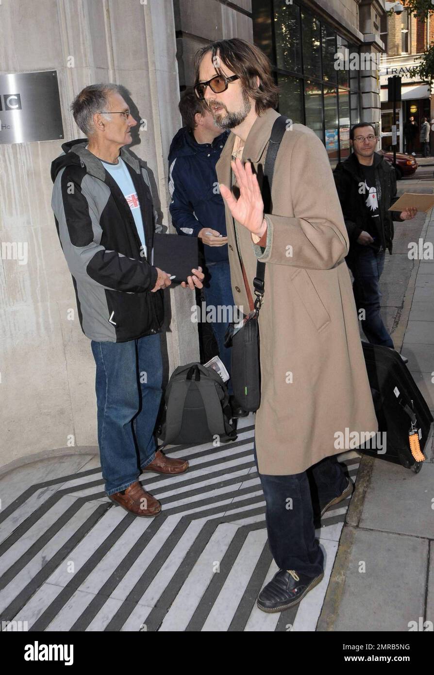 Jarvis Cocker kommt mit einem Koffer im Schlepptau am BBC Radio 6 an. Auf die Frage nach der Reform seiner Band Pulp gab Cocker keinen Kommentar ab, als er hineinging. London, Großbritannien. 11/19/10. Stockfoto