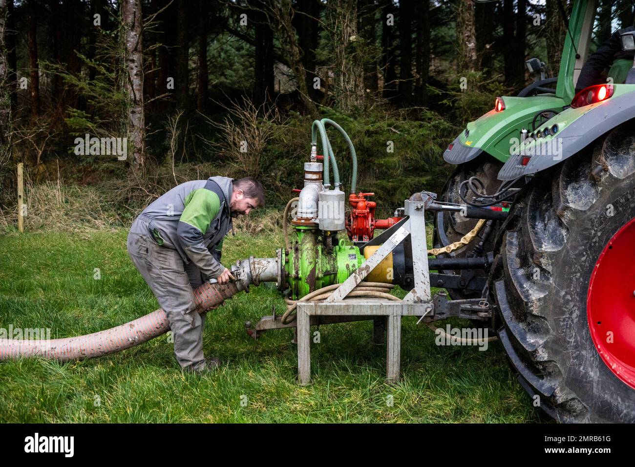 Clounkeen, West Cork, Irland. 31. Januar 2023. Dennehy Ernteunternehmen verteilen Gülle auf Ackerland in Clounkeen am letzten Januartag. Die in Ballyhooley ansässigen Auftragnehmer füllen einen mobilen Gülletank über die New Rock 4000 Gülletanker und Pumpen die Gülle zu einem Dribble Bar Spreader. Diese Form der Gülleausbringung trägt zur Verringerung der Emissionen bei, was für die Umwelt besser ist. Kredit: AG News/Alamy Live News. Stockfoto