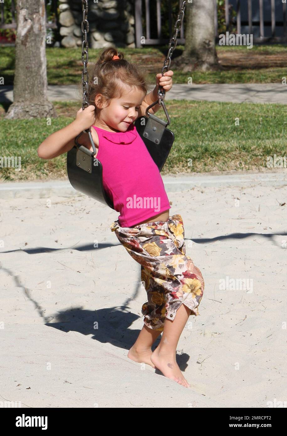 Schauspielerin Jessica Alba, Ehemann Cash Warren und die Töchter, die 3 Jahre alte Honor Marie und die 5 Monate alte Haven, wurden bei einem Familienausflug in einem Park in Beverly Hills gesehen. Die glücklichen Eltern spielten mit ihrem süßen Baby Haven, während Little Honor Marie auf den Schaukeln spielte. Los Angeles, Kalifornien. 28. Januar 2012 Stockfoto