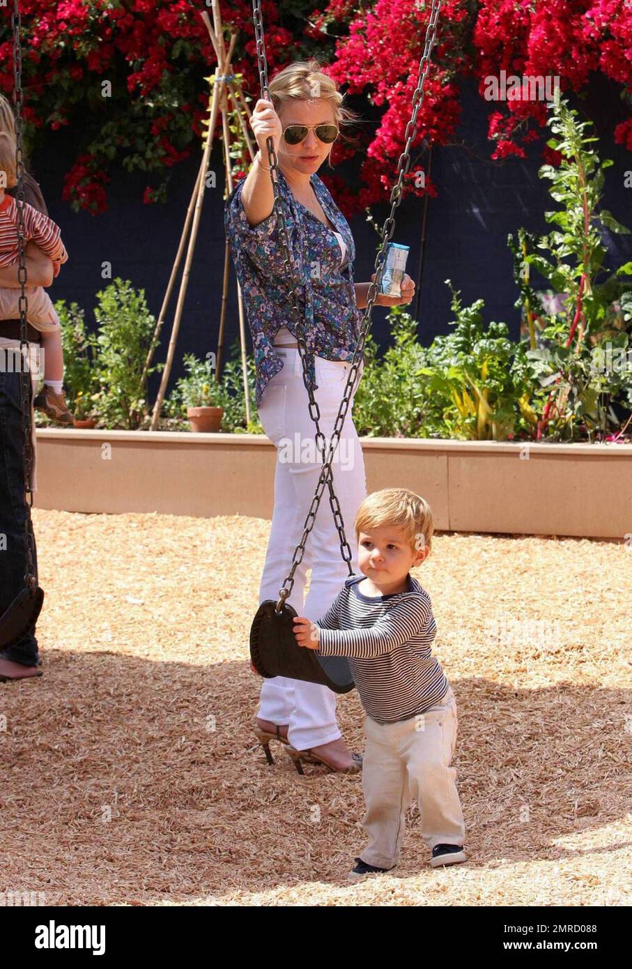 Exklusiv!! Schauspielerin Jessica Capshaw nahm heute mit ihrem 19 Monate alten Sohn Luke an der Veranstaltung des Schwangerschaftsmonats in Santa Monica Teil. Die beiden verbrachten die meiste Zeit auf dem Spielplatz und spielten um die Schaukeln herum. Jessica ist die Tochter der Schauspielerin Kate Capshaw und die Stieftochter von Regisseur Steven Spielberg. Sie ist am besten für ihre Rolle in „The Practice“ bekannt und kann derzeit in „Grey's Anatomy“ gesehen werden. Los Angeles, Kalifornien. 5/2/09. Stockfoto