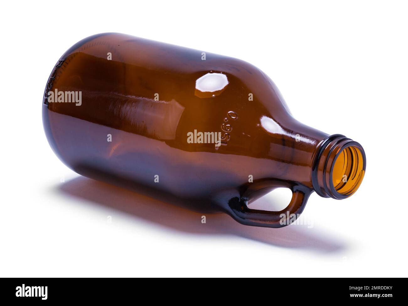 Braune Bierflasche auf Weiß ausgeschnitten. Stockfoto