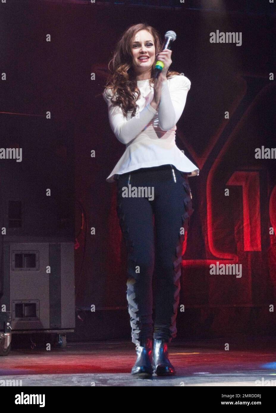 Leighton Meester, eine amerikanische Schauspielerin und Sängerin/Songwriterin, die vor allem für ihre Rolle als Blair Waldorf in der TV-Show „Gossip Girl“ bekannt ist, ist Gastgeberin und Gastgeberin des Y100 Jingle Ball im BankAtlantic Center in Sunrise, FL. 12/12/09. Stockfoto
