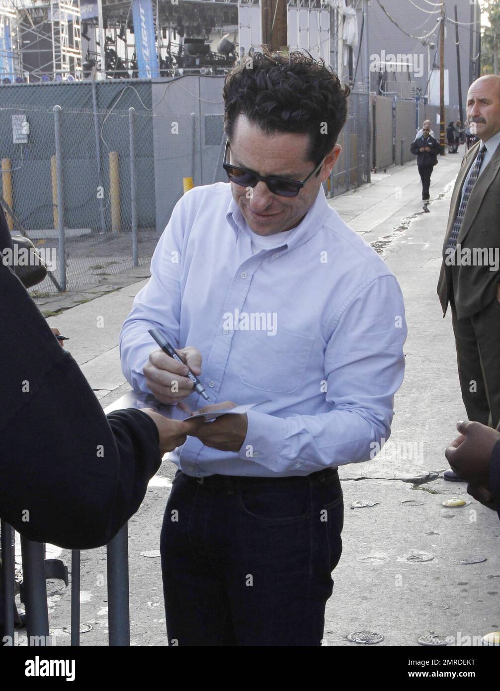 Der Super 8-Schauspieler JJ Abrams signiert Autogramme und begrüßt Fans auf dem Weg zur Jimmy Kimmel Show. Los Angeles, Kalifornien. 6/9/11. Stockfoto