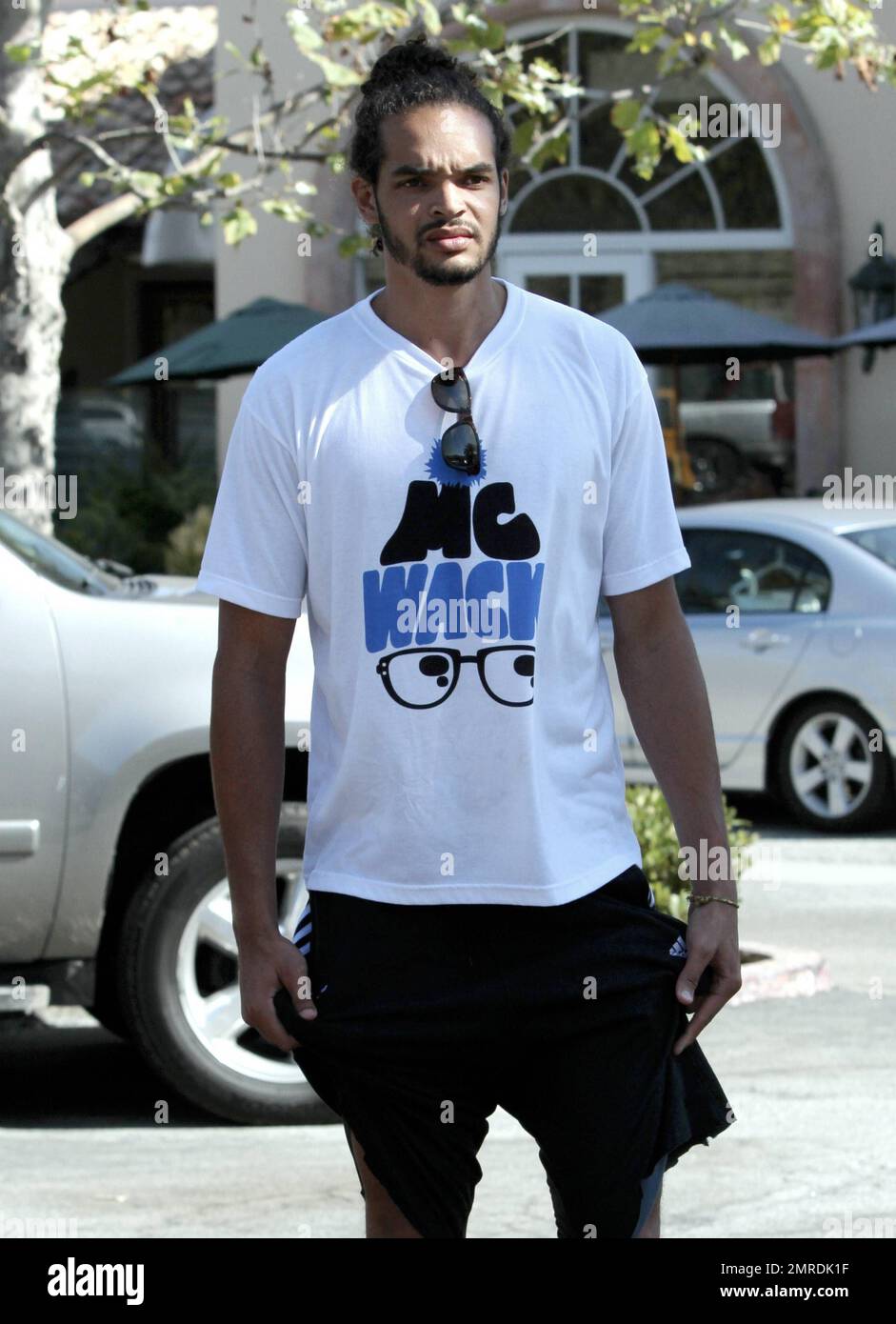 Joakim Noah von den Chicago Bulls hält die Beine seiner Shorts hoch, während er nach dem Mittagessen in Malibu, CA, spaziert. 14. August 2012. Stockfoto