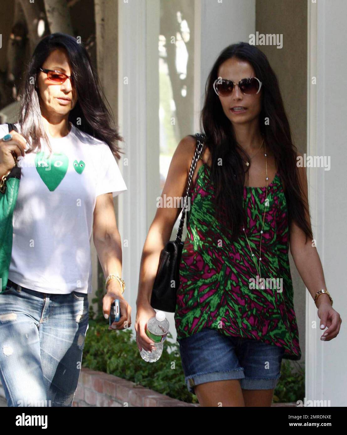 Jordana Brewster macht eine Pause, bevor sie geht und mit dem Filmen von The Fast and the Furious 5 beginnt. Die Schauspielerin lächelte, als sie mit einem freund in der Melrose Avenue in Los Angeles, Kalifornien, einkaufte. 8/25/10. Stockfoto