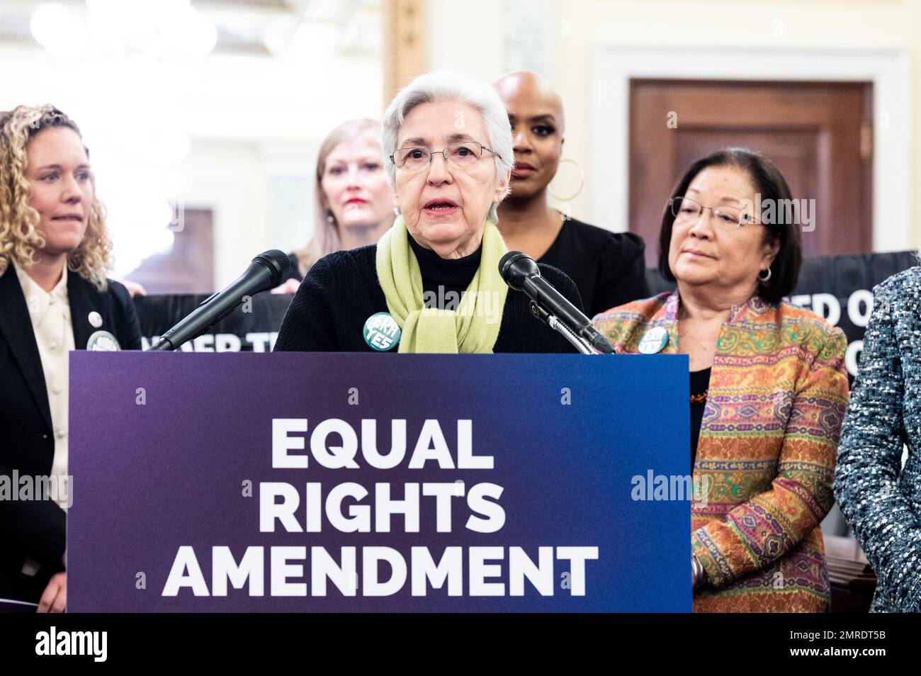 Washington, Usa. 31. Januar 2023. Eleanor Smeal, Präsidentin der feministischen Mehrheitsstiftung, spricht mit Reportern in den USA Capitol über eine Resolution zur Bestätigung der Ratifizierung der Gleichberechtigung. Kredit: SOPA Images Limited/Alamy Live News Stockfoto