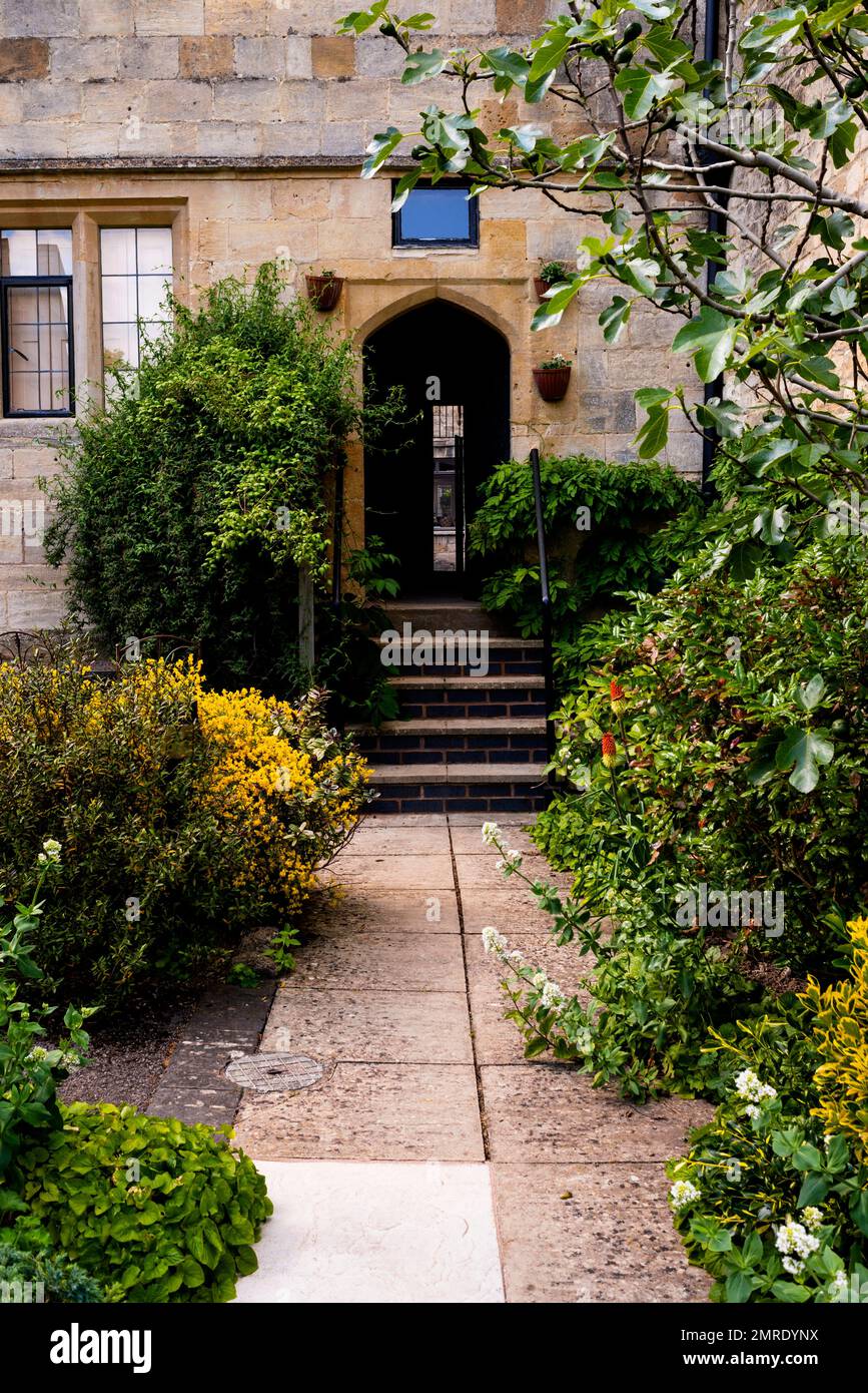 Spitzer Bogeneingang in der Cotswold-Stadt Winchcombe, England. Stockfoto