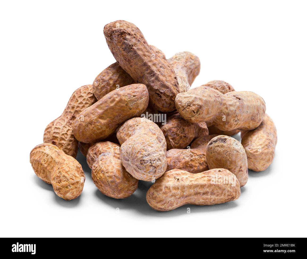 Ein kleiner Haufen Erdnüsse in Muscheln, ausgeschnitten auf Weiß. Stockfoto