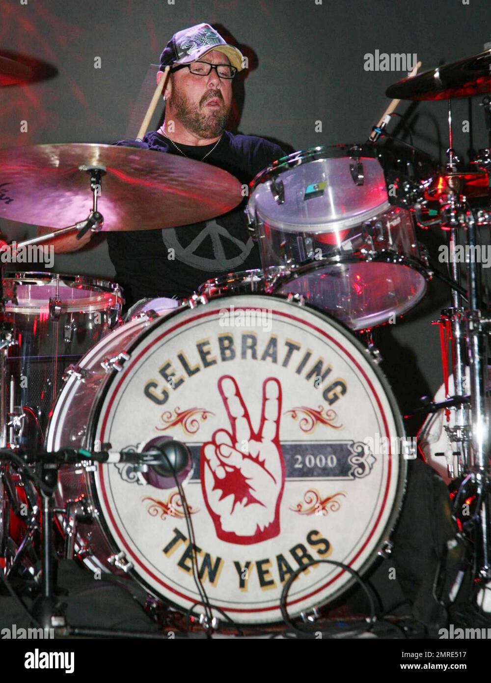 Jason Bonham, englischer Schlagzeuger und Sohn des verstorbenen LED Zeppelin-Schlagzeugers John Bonham, spielt auf der John Varvatos 10. Anniversary Party, die in der John Varvatos 315 Bowery Boutique, einst dem legendären Rockclub CBGB, stattfindet. New York, NY. 09/11/10. Stockfoto