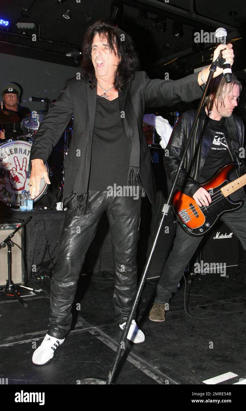 Alice Cooper tritt auf der John Varvatos 10. Anniversary Party in der John Varvatos 315 Bowery Boutique auf, einst der legendäre Rockclub CBGB. New York, NY. 09/11/10. Stockfoto