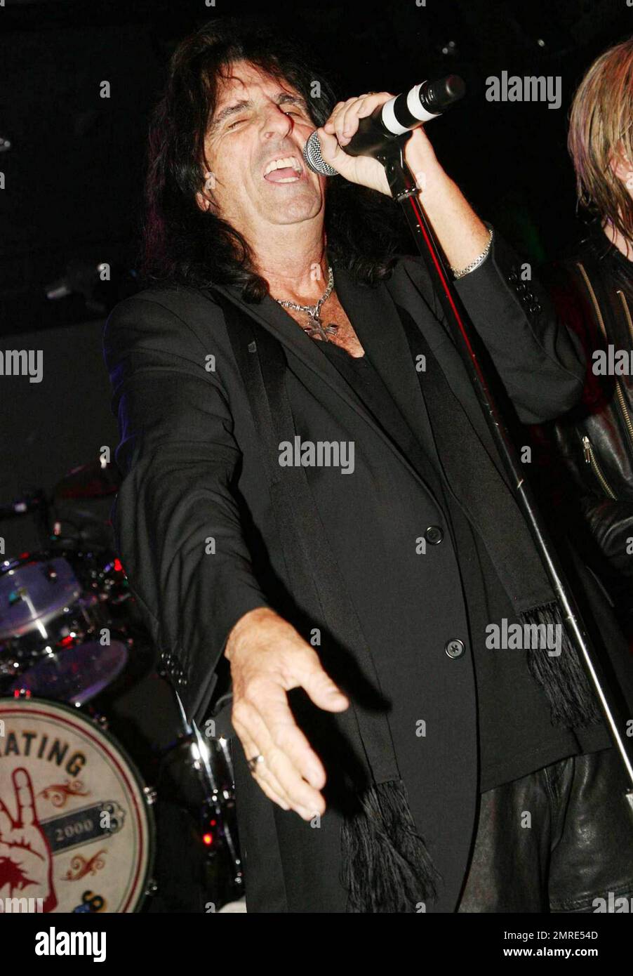 Alice Cooper tritt auf der John Varvatos 10. Anniversary Party in der John Varvatos 315 Bowery Boutique auf, einst der legendäre Rockclub CBGB. New York, NY. 09/11/10. Stockfoto