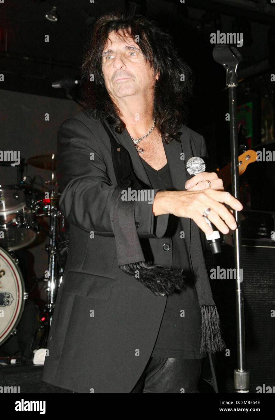 Alice Cooper tritt auf der John Varvatos 10. Anniversary Party in der John Varvatos 315 Bowery Boutique auf, einst der legendäre Rockclub CBGB. New York, NY. 09/11/10. Stockfoto