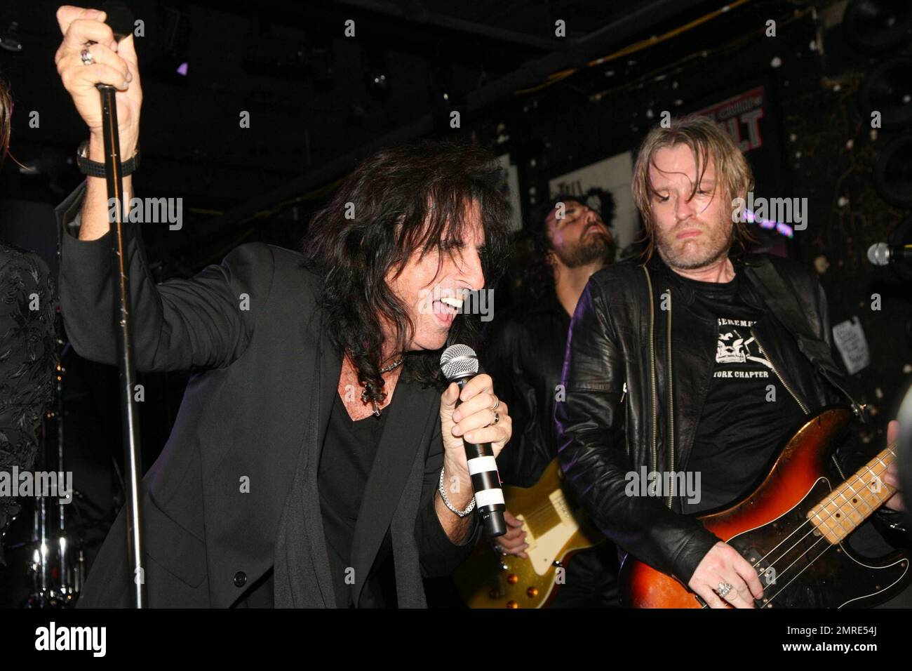 Alice Cooper tritt auf der John Varvatos 10. Anniversary Party in der John Varvatos 315 Bowery Boutique auf, einst der legendäre Rockclub CBGB. New York, NY. 09/11/10. Stockfoto