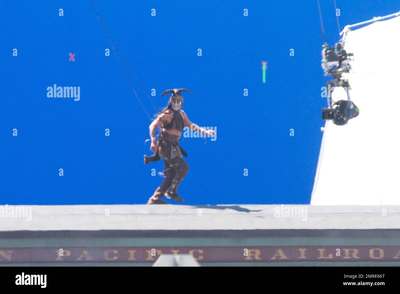 In voller Kostüm als Tonto verkleidet dreht Johnny Depp eine Stuntszene für seinen kommenden Film „The Lone Ranger“, in dem der indianische Geisterkrieger Tonto die unzähligen Geschichten erzählt, die John Reid, einen Mann des Gesetzes, in eine Legende der Gerechtigkeit verwandelten. Der Film wird am 3. Juli 2013 veröffentlicht. Los Angeles, Kalifornien. 19. September 2012 Stockfoto