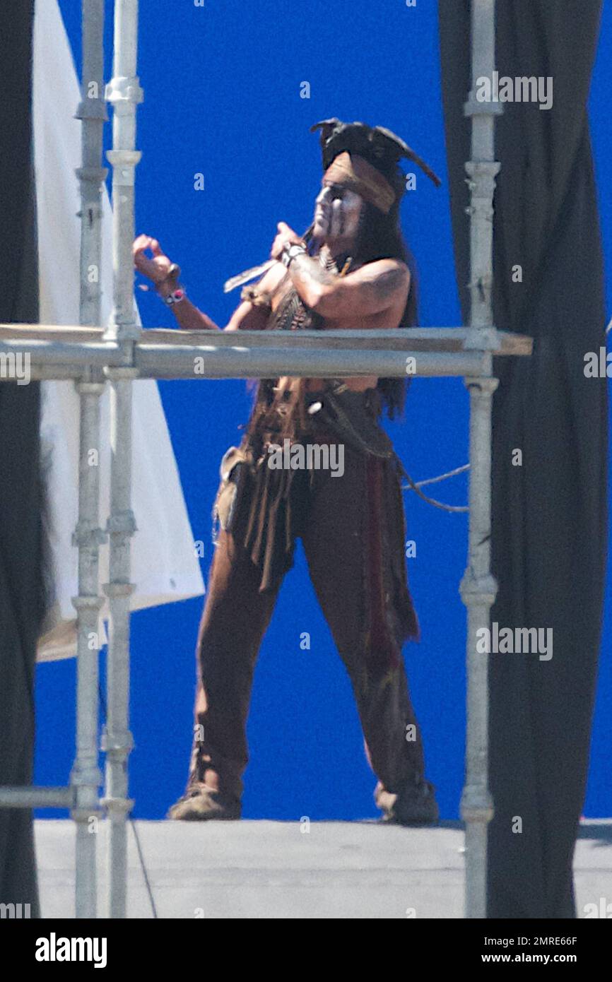 In voller Kostüm als Tonto verkleidet dreht Johnny Depp eine Stuntszene für seinen kommenden Film „The Lone Ranger“, in dem der indianische Geisterkrieger Tonto die unzähligen Geschichten erzählt, die John Reid, einen Mann des Gesetzes, in eine Legende der Gerechtigkeit verwandelten. Der Film wird am 3. Juli 2013 veröffentlicht. Los Angeles, Kalifornien. 19. September 2012 Stockfoto