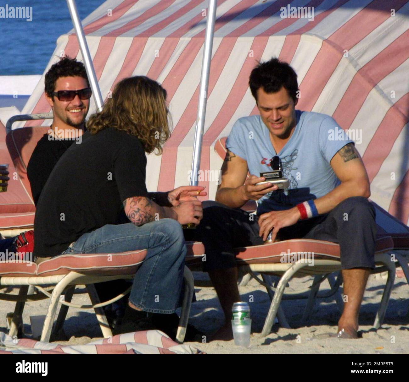 Johnny Knoxville pariert hart mit den Jackass-Kumpels Bam Margera und Ryan Dunn am South Beach, FL, 2/5/06 Stockfoto