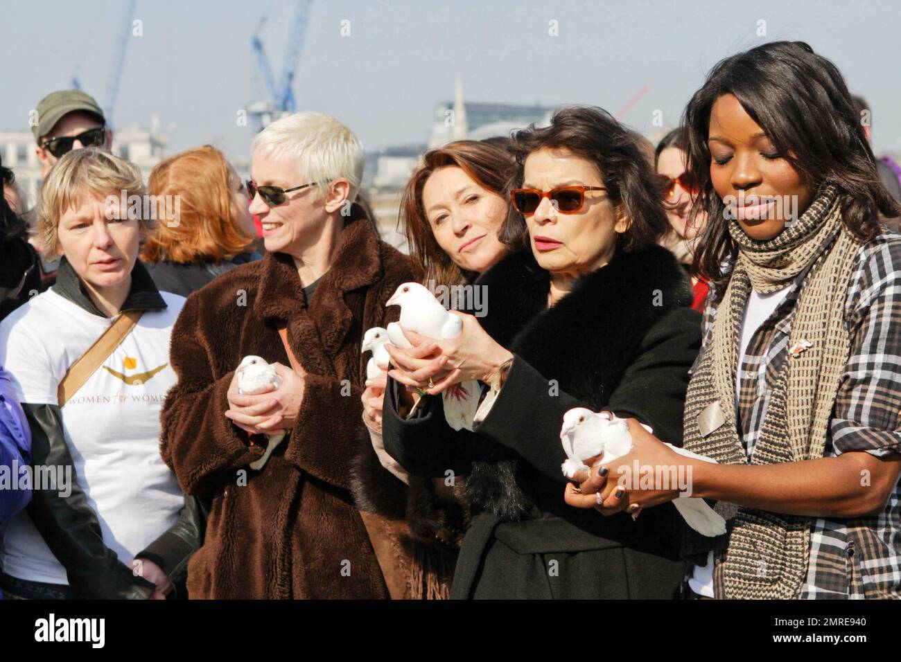 Jude Kelly, Annie Lennox, Cheri Lunghi und Bianca Jagger gehen während der zweiten jährlichen Kampagne "Join me on the Bridge", bei der am Internationalen Frauentag weiße Tauben freigelassen wurden, Seite an Seite mit anderen Frauen, die Schilder auf der Millennium Bridge tragen. Unter den Frauen war Dr. Helen Pankhurst, der sagte: "Es ist mir eine Ehre, an der "Join Me on the Bridge" -Kampagne teilzunehmen, mit Frauen auf der ganzen Welt stark zu sein und Gleichberechtigung zwischen den Geschlechtern zu fordern, Wie es meine Urgroßmutter vor 100 Jahren tat,“ und sich dabei auf Emmeline Pankhurst bezog, eine englische politische Aktivistin und Anführerin der britischen Suffragette Mo Stockfoto