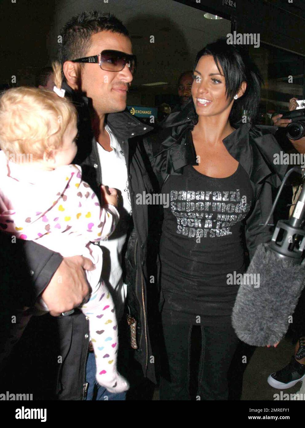 Katie Price, alias Jordan, ist heute in den Staaten gelandet, zusammen mit dem Ehemann Peter Andre und zwei ihrer Kinder, der Tochter Prinzessin Tiàamii und dem Sohn Junior Savva Andreas. Jordan trug ein T-Shirt mit der Aufschrift „Paparazzi Supermodel Heavy Metal Rock N Roll Superstar“, Los Angeles, CA. 4/18/08. Stockfoto