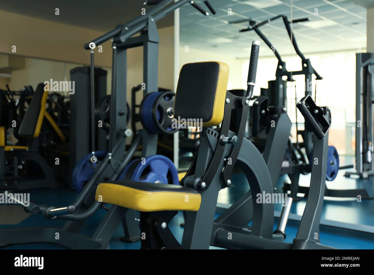 Hammergerät im Sitzen im modernen Fitnessraum Stockfoto