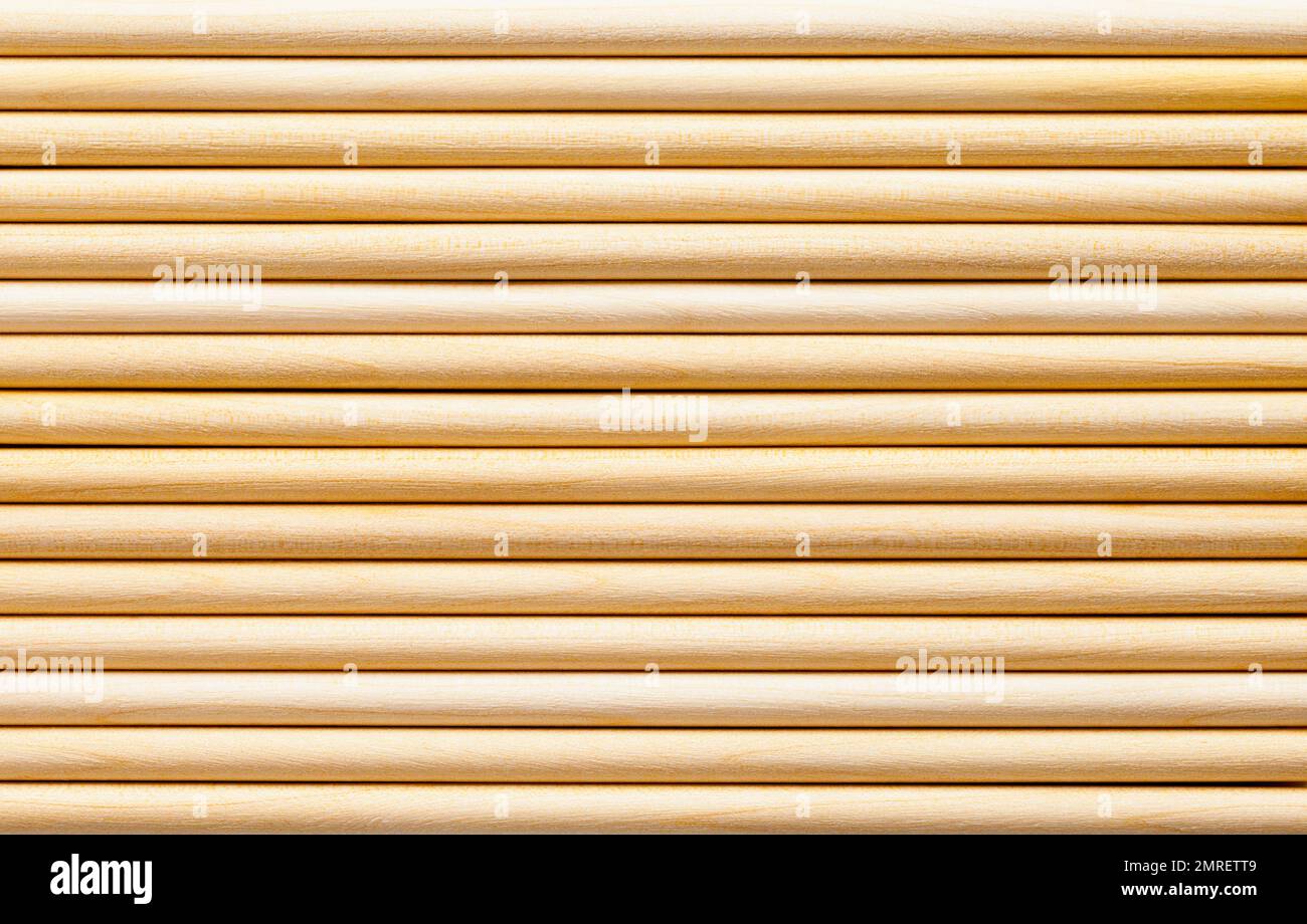 Stapel dünner Holzpfosten Hintergrund Stockfoto