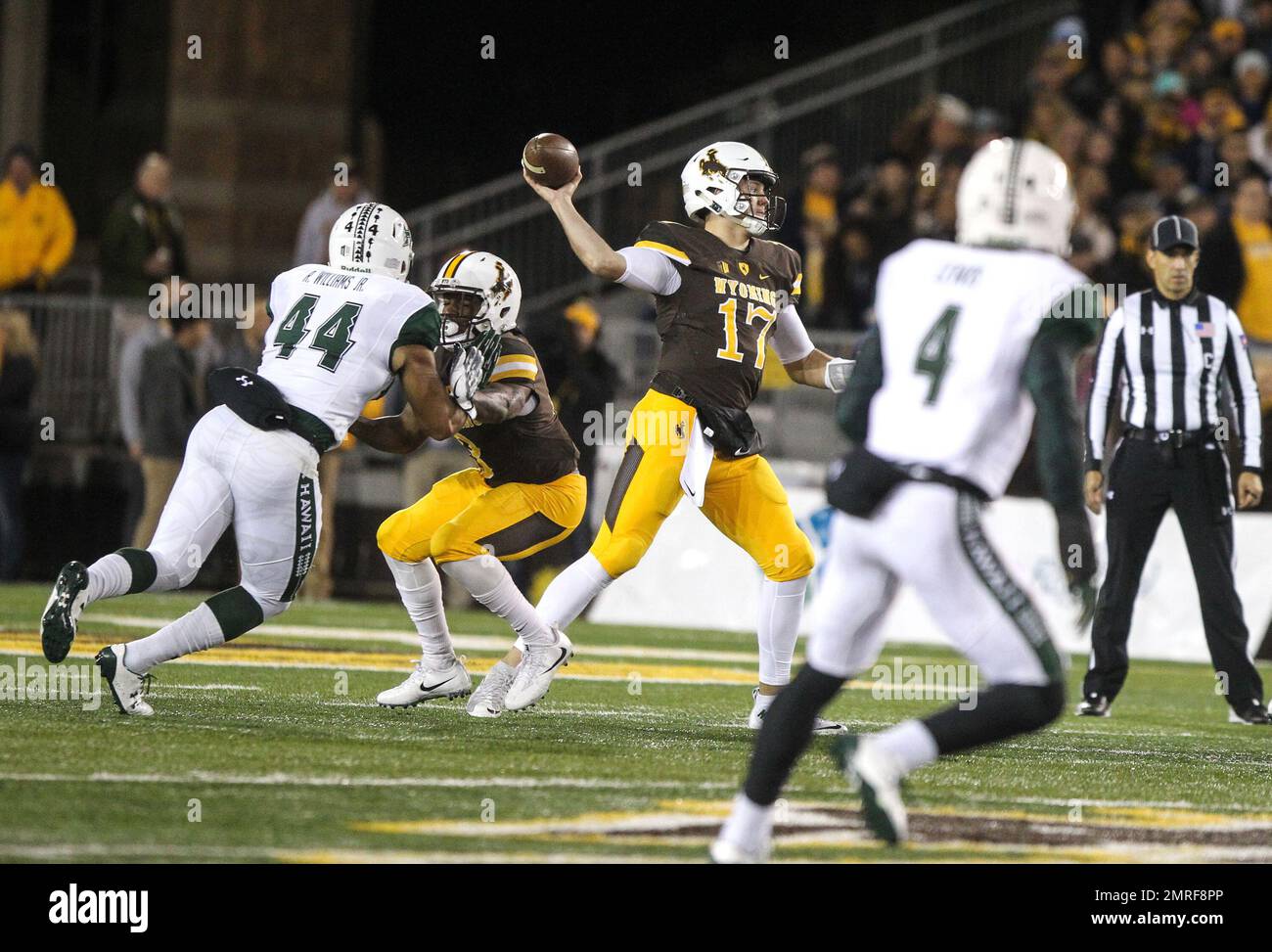 Wyoming quarterback Josh Allen makes a throw during the first half of an NCAA college football game against Hawaii in Laramie, Wyo., Saturday, Sept. 23, 2017. (AP Photo/Shannon Broderick) Stockfoto