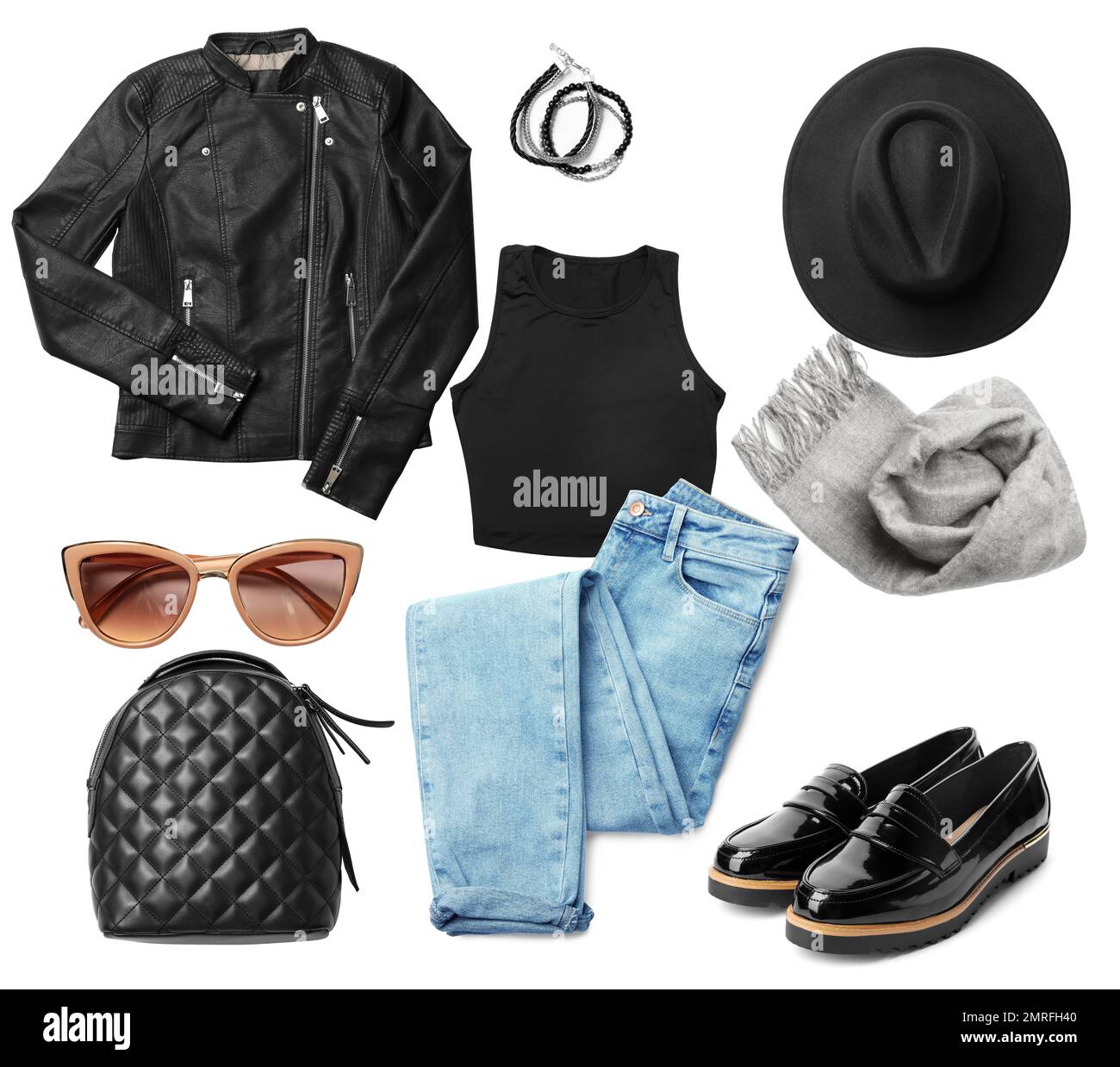 Stilvolles Outfit mit schwarzer Lederjacke auf weißem Hintergrund Stockfoto