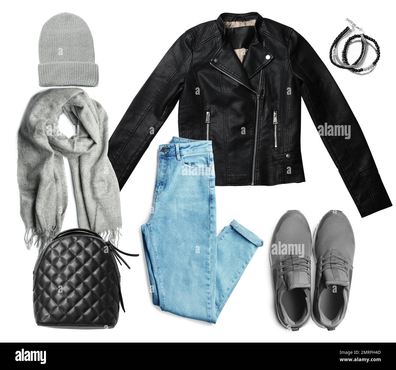 Stilvolles Outfit mit schwarzer Lederjacke auf weißem Hintergrund Stockfoto