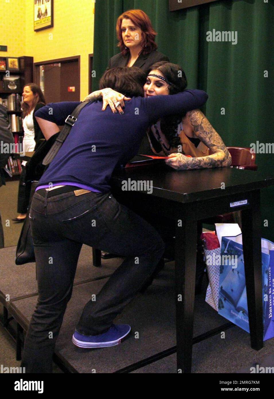 Exklusiv!! Kat von D unterzeichnet Kopien ihres Buches "High Voltage Tattoo" bei Barnes and Noble in New York, New York, New York, 3. 16. 09. Stockfoto