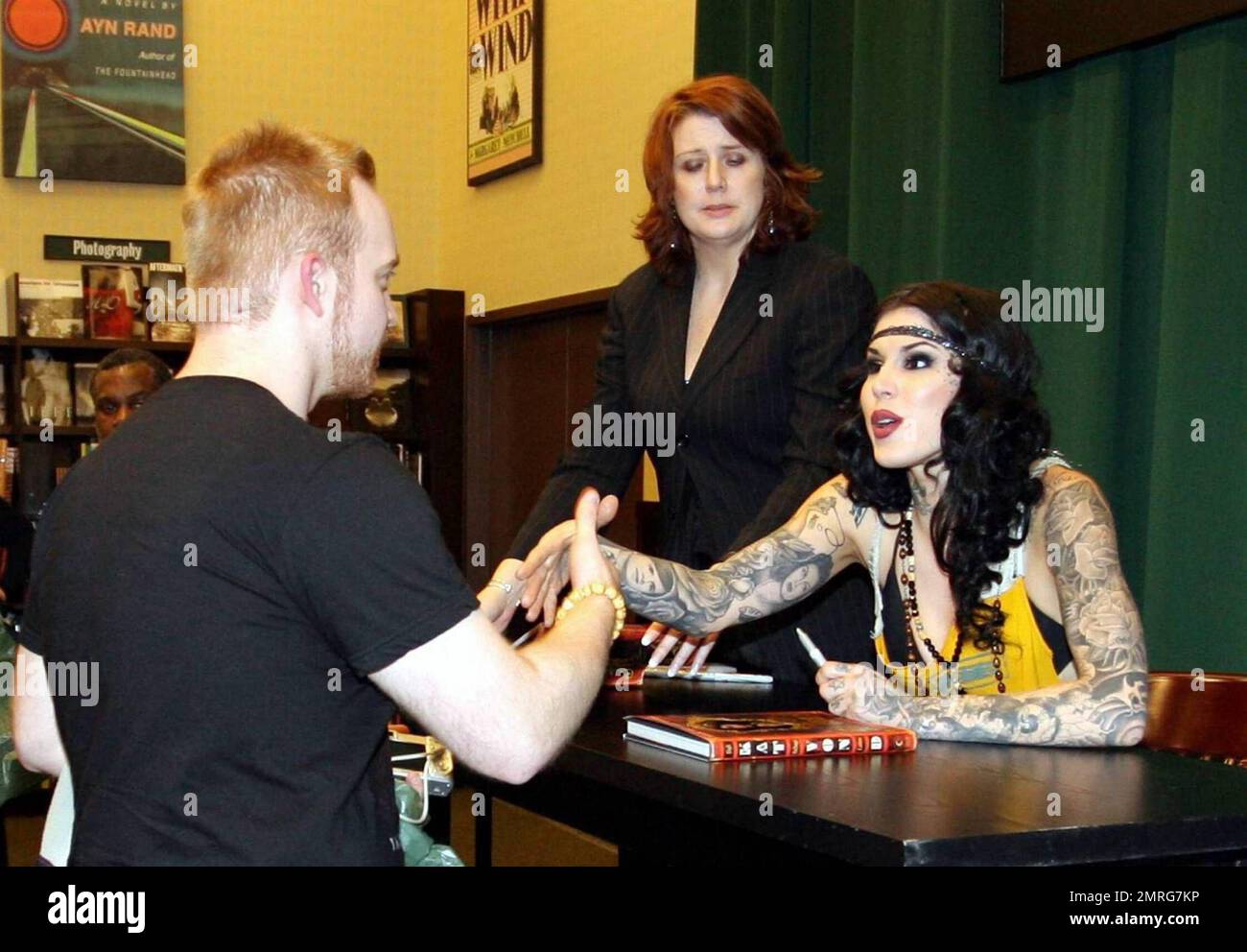 Exklusiv!! Kat von D unterzeichnet Kopien ihres Buches "High Voltage Tattoo" bei Barnes and Noble in New York, New York, New York, 3. 16. 09. Stockfoto