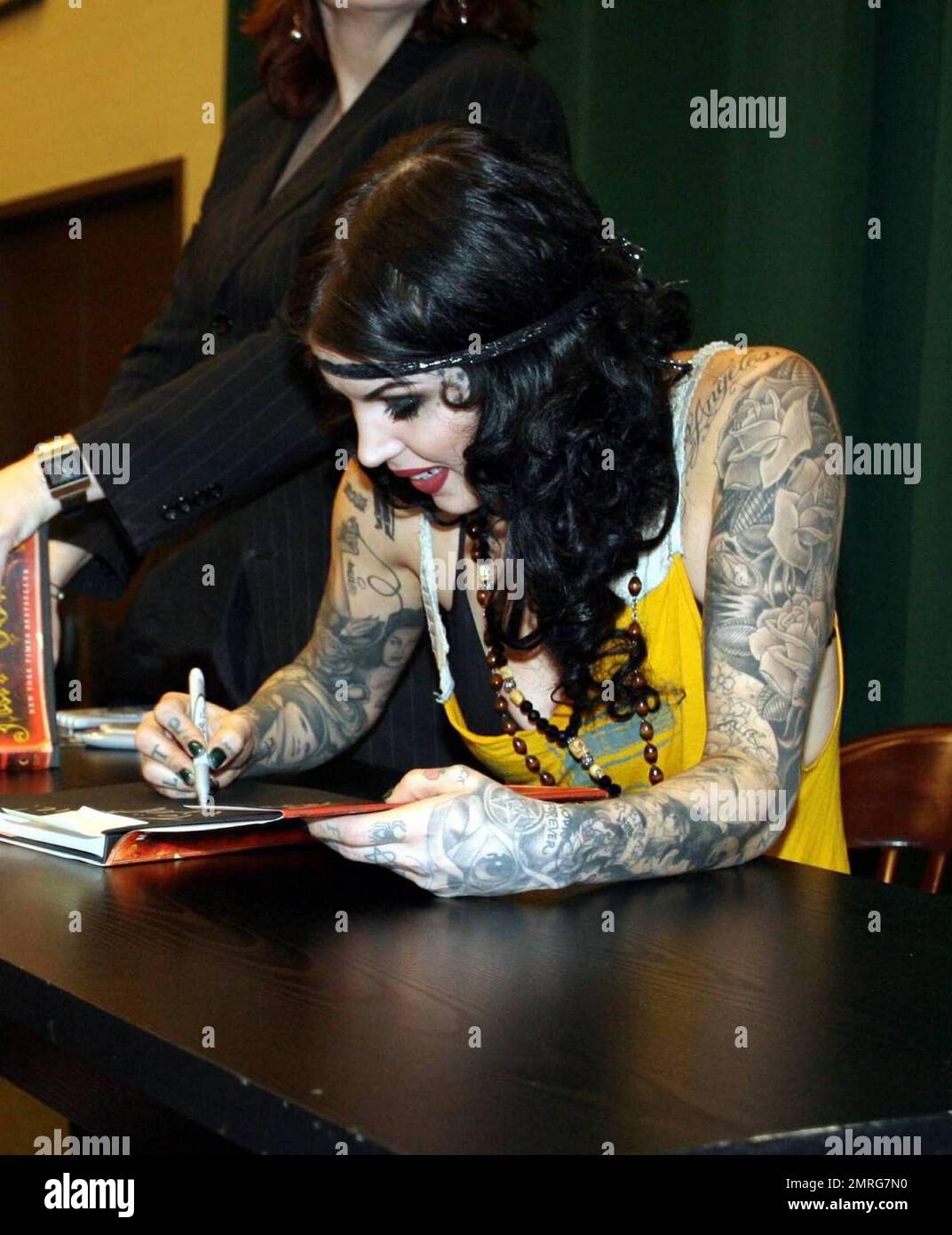 Exklusiv!! Kat von D unterzeichnet Kopien ihres Buches "High Voltage Tattoo" bei Barnes and Noble in New York, New York, New York, 3. 16. 09. Stockfoto