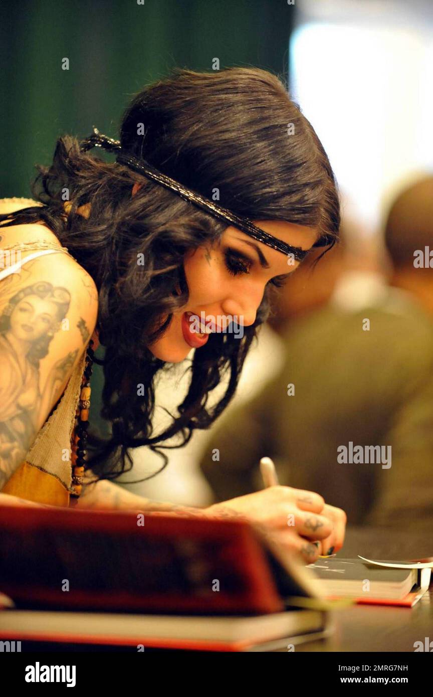 Exklusiv!! Kat von D unterzeichnet Kopien ihres Buches "High Voltage Tattoo" bei Barnes and Noble in New York, New York, New York, 3. 16. 09. Stockfoto
