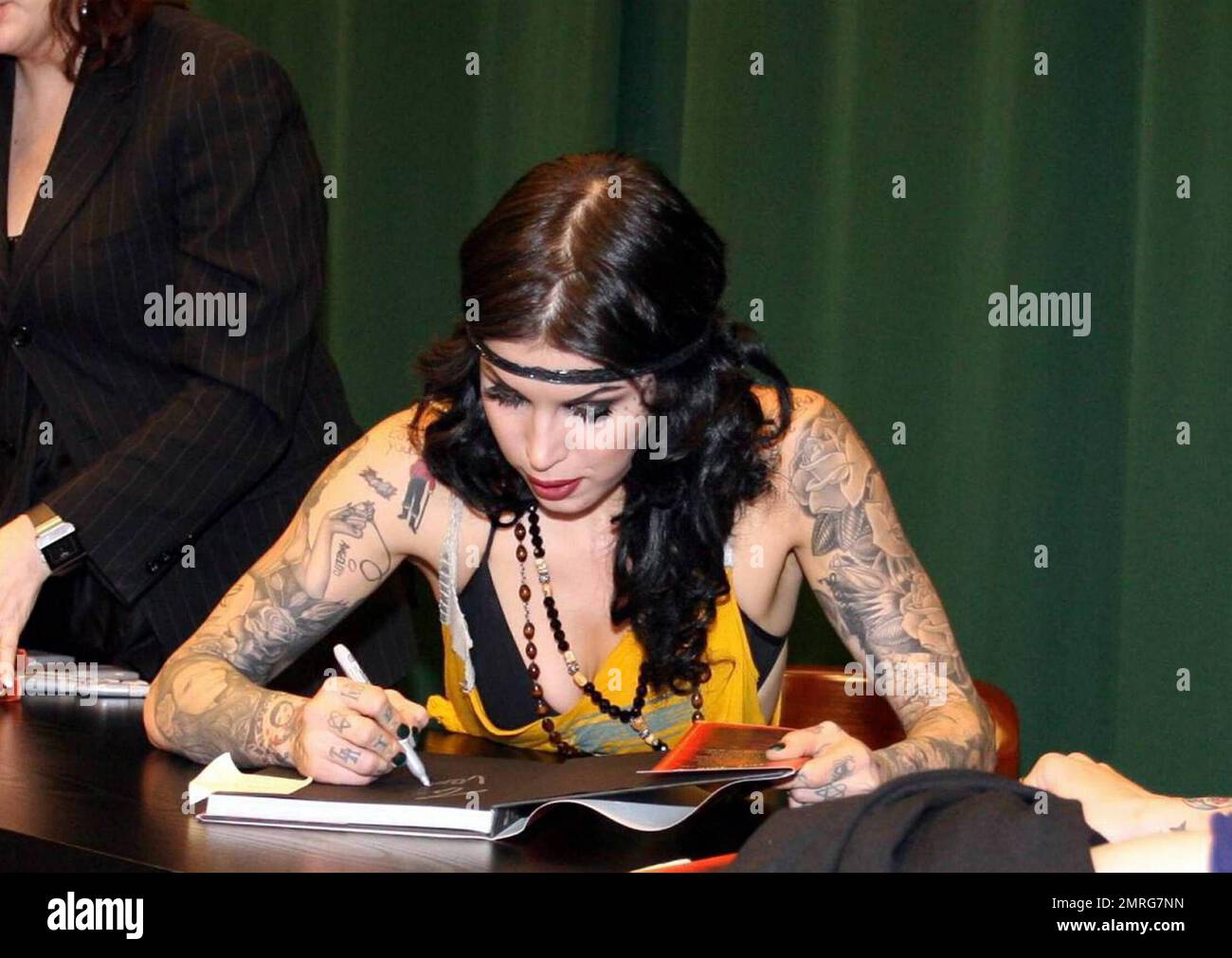 Exklusiv!! Kat von D unterzeichnet Kopien ihres Buches "High Voltage Tattoo" bei Barnes and Noble in New York, New York, New York, 3. 16. 09. Stockfoto