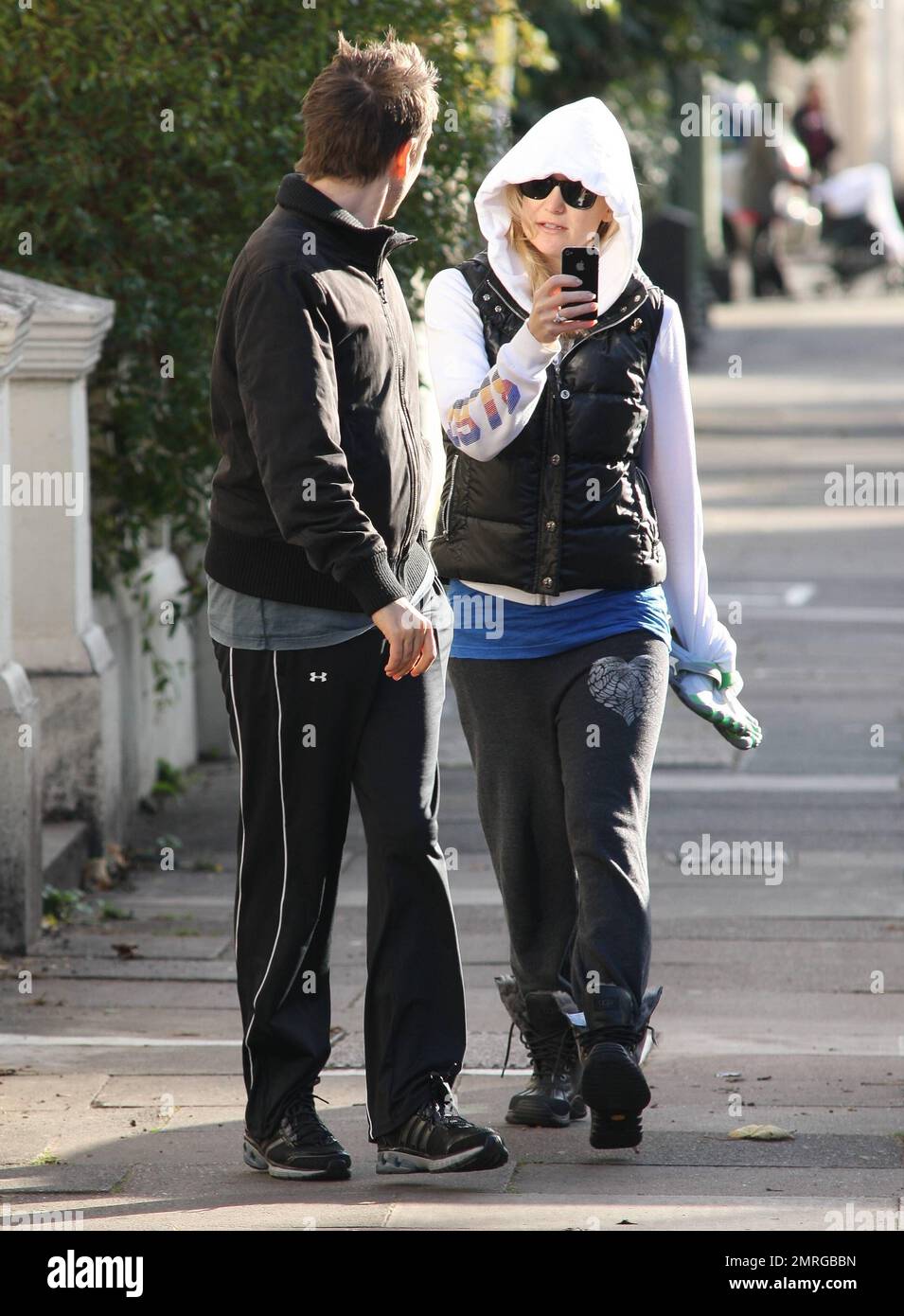 Die Schauspielerin Kate Hudson und ihre Verlobte, Matt Bellamy, wurden beim Joggen gesehen. Kate trug einen weißen Hoodie mit schwarzer Weste, schwarze Pullover und Stiefel, während Matt einen schwarzen Jogginganzug trug. Kate hielt ihr iPhone in der Hand und machte zu einem bestimmten Zeitpunkt ein Foto von den Fotografen. Im Februar dieses Jahres wurde berichtet, dass der „fast berühmte“ Stern und die Mutter zweier Kinder ein Haus in London gekauft hatten und beabsichtigen, dort sechs Monate im Jahr mit Matt zu leben. Das Paar teilt sich den 5 Monate alten Sohn Bingham. Kate ist auch Mutter des siebenjährigen Sohnes Ryder, den sie hatte Stockfoto