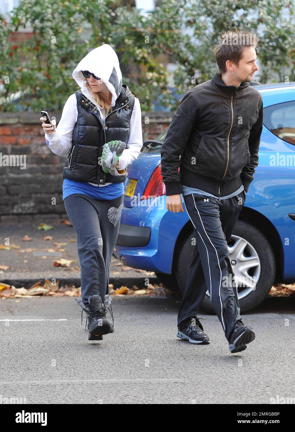 Die Schauspielerin Kate Hudson und ihre Verlobte, Matt Bellamy, wurden beim Joggen gesehen. Kate trug einen weißen Hoodie mit schwarzer Weste, schwarze Pullover und Stiefel, während Matt einen schwarzen Jogginganzug trug. Kate hielt ihr iPhone in der Hand und machte zu einem bestimmten Zeitpunkt ein Foto von den Fotografen. Im Februar dieses Jahres wurde berichtet, dass der „fast berühmte“ Stern und die Mutter zweier Kinder ein Haus in London gekauft hatten und beabsichtigen, dort sechs Monate im Jahr mit Matt zu leben. Das Paar teilt sich den 5 Monate alten Sohn Bingham. Kate ist auch Mutter des siebenjährigen Sohnes Ryder, den sie hatte Stockfoto