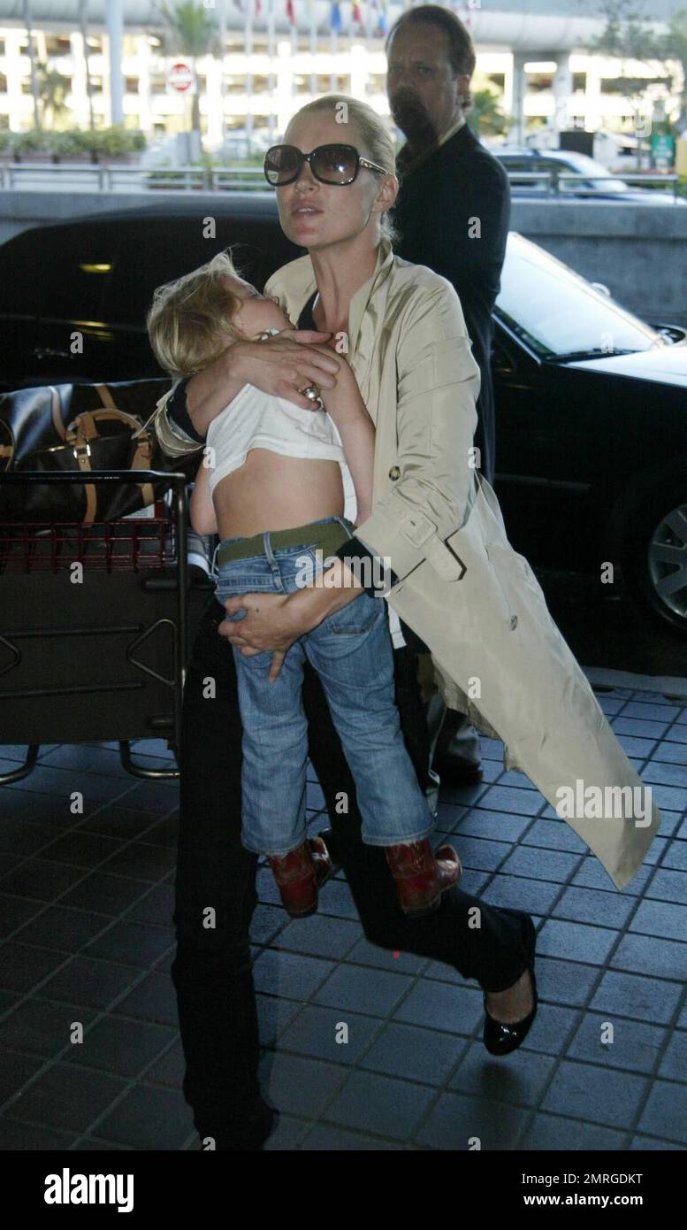 Kate Moss verlässt den Flughafen Maimi mit Mutter Linda und Tochter Lila Grace, 2/6/06 Stockfoto