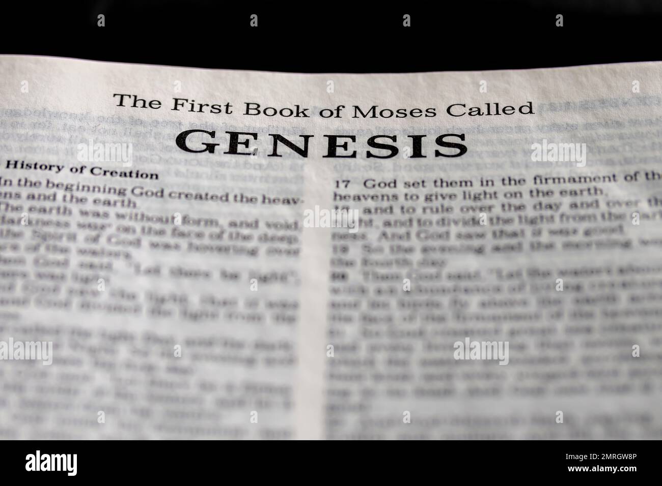 Eine Nahaufnahme der offenen Seite mit dem ersten Buch von moses namens Genesis Text Stockfoto