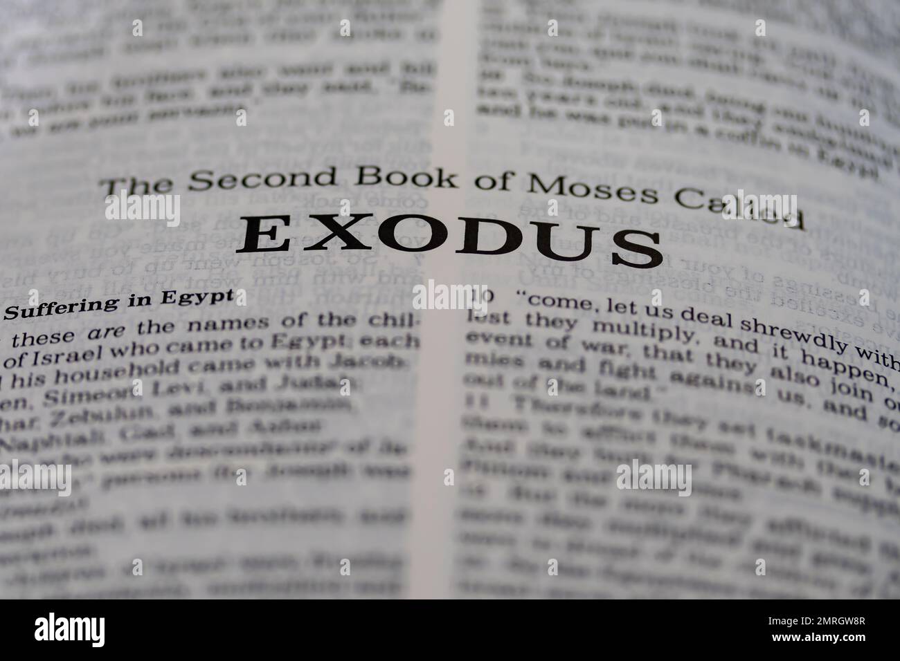 Eine Nahaufnahme der offenen Seite mit dem zweiten Buch moses namens Exodus Text Stockfoto