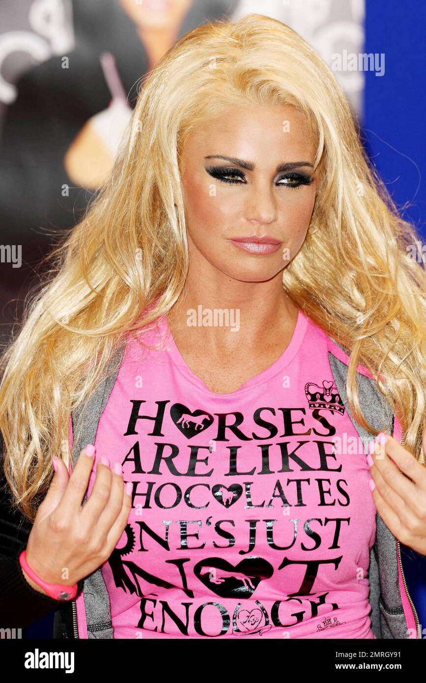 Ausgekleidet in einem lässigen Trainingsanzug aus Velours und einem sehr engen rosa Oberteil, das ihre Kurven und den gestärften Mittelfuß zeigt eine blonde Katie Price (alias Jordan) Sie wurde im Lakeside Shopping Centre für Fotografen posiert, um ihre neuen KP-Reitgeräte und KP-Babybekleidungskleidung zu bewerben, die mit „glamouröser Reitkleidung für Reiter und Pferd“ bzw. „glamourösem Zubehör für den neuen Promi in Ihrem Leben“ ausgestattet sind. Das hektische Glamor-Modell, das weniger als glamouröse Schuhe trug, sagte in der Vergangenheit: „Ich dicke nicht, ich reite nur auf meinen Pferden.“ Und nach dem zu urteilen, was ihr Top sagt, scheint Katie mehr als zu haben Stockfoto